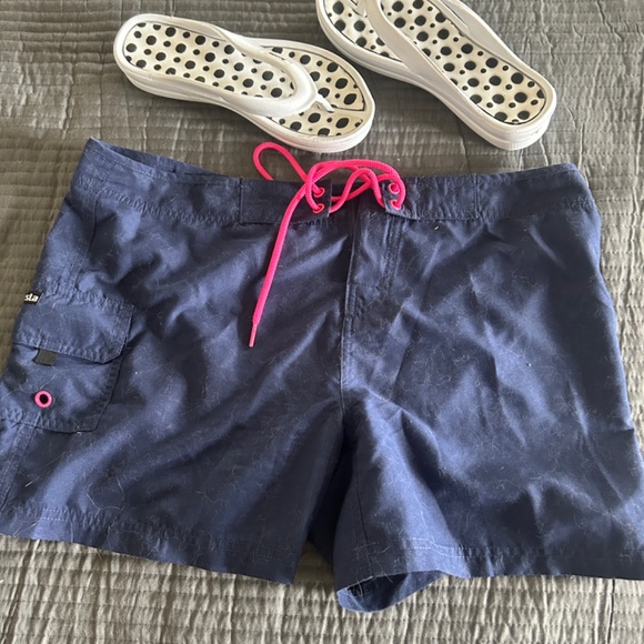 3 Bathing suits L flip flops size 8 board shorts L - Picture 4 of 5